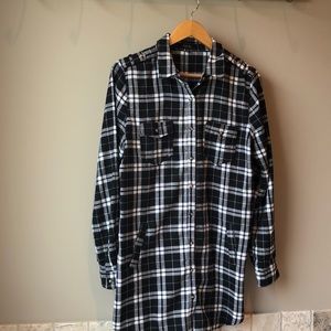 Active USA black and white plaid button up tunic.